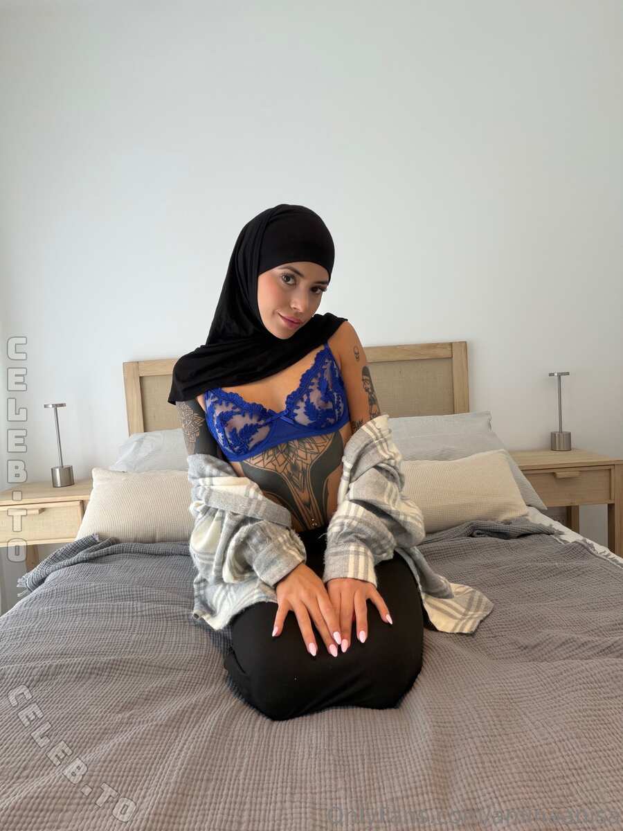Mili Calderon nude photo 1