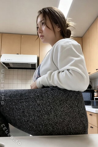 Millie Howell nude photo 5