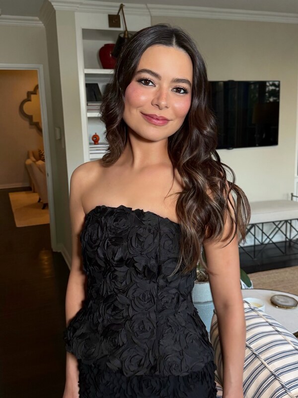 Miranda Cosgrove nude photo 1