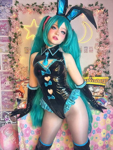 Misty Kitty Hot (5 photos)
