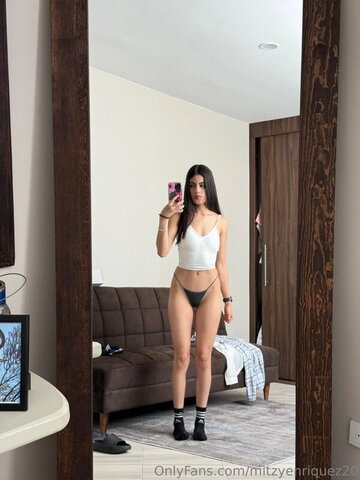Mitzyenriquez Hot (1 photo)