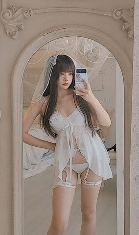 Miu nude photo 1
