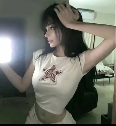 Moli0n nude photo 1