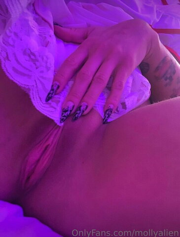 Molly Alien nude photo 7