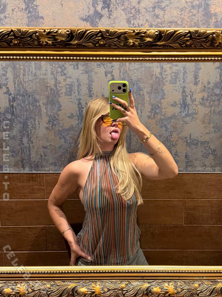 Monawithoutlisa nude photo 1