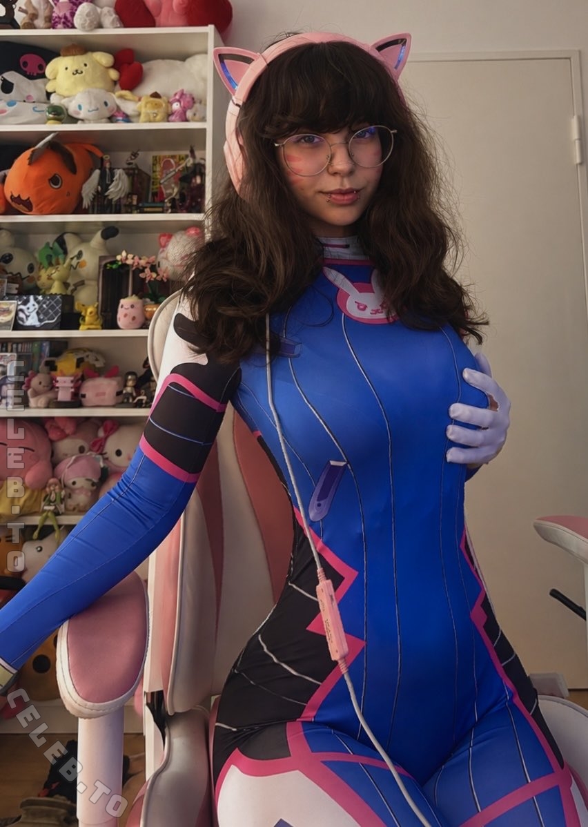 Monisuea nude photo 3