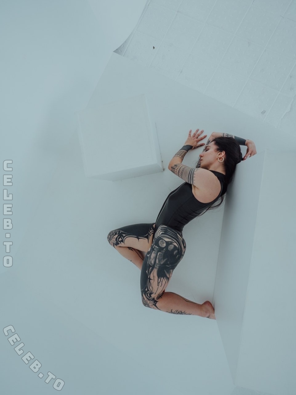 Moona.Autumn nude photo 8