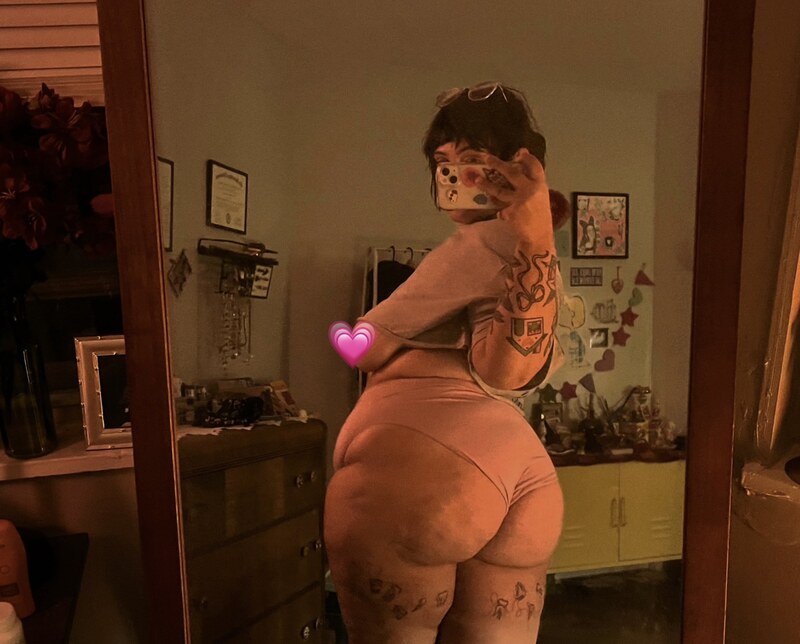 morekissing nude photo 3