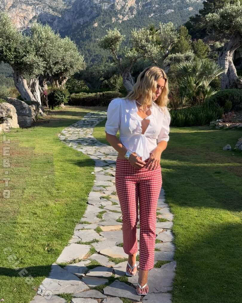 Mrs. Bella nude photo 2
