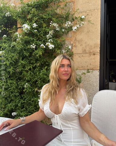 Mrs. Bella Hot (1 photo)