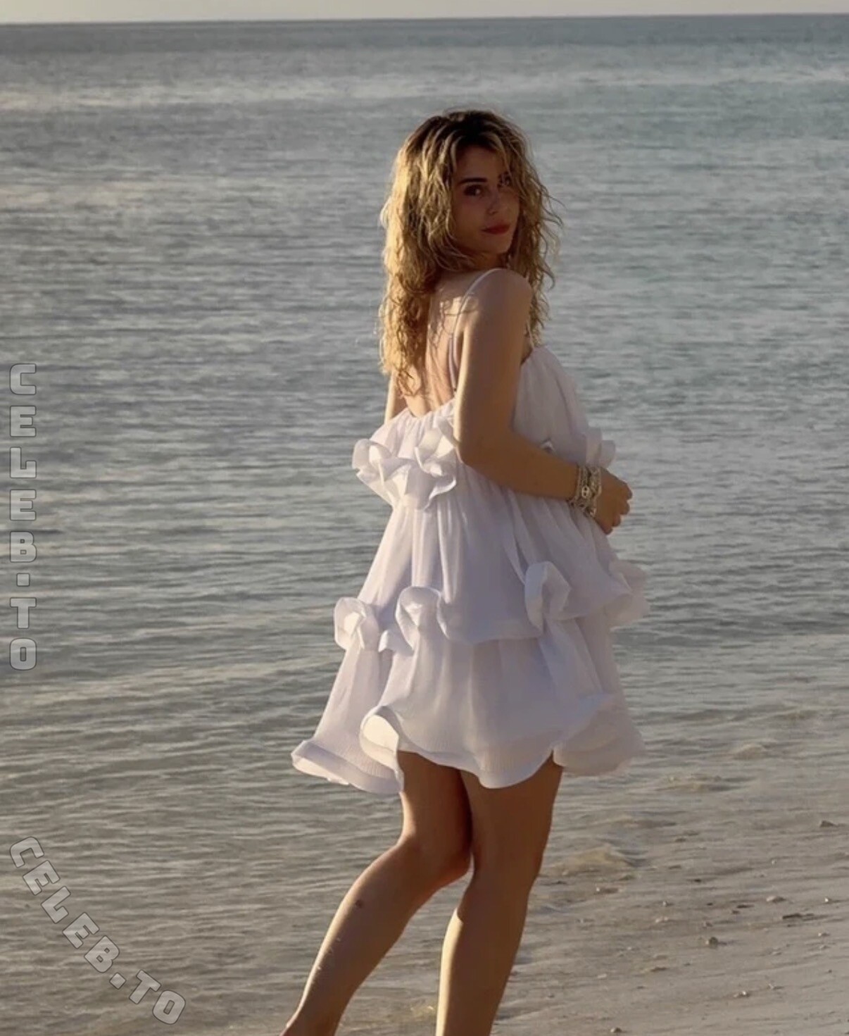 Mrs. Bella nude photo 3