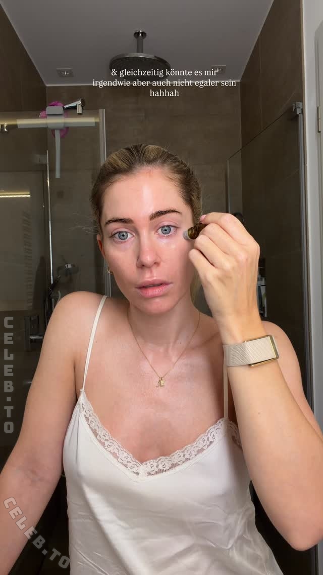 Mrs. Bella nude photo 2