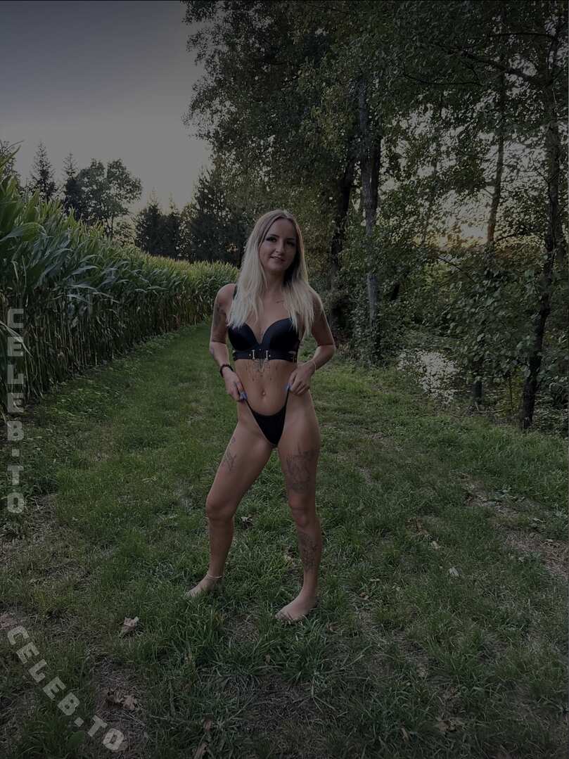 Mrs. Lyrax nude photo 1