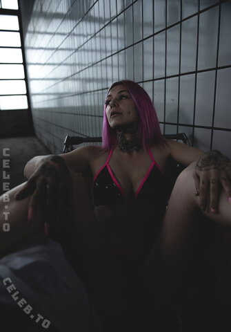 Mrsroxxyred nude photo 2