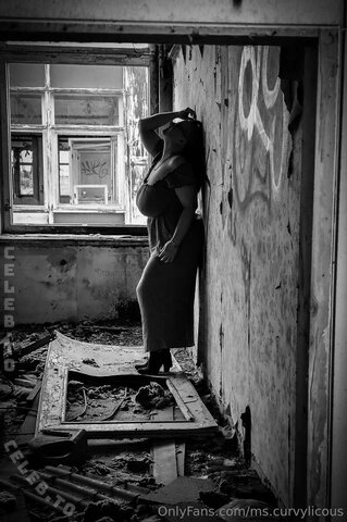 ms.curvylicous nude photo 15