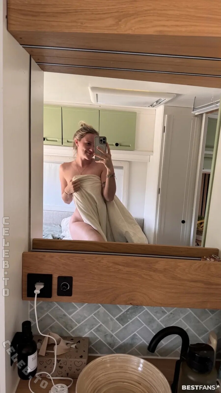 mspeachysophie nude photo 2