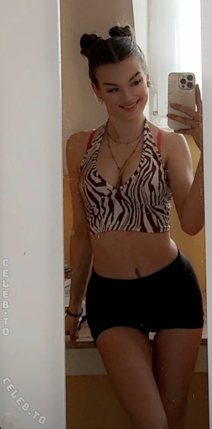 Muckiesophie3 nude photo 7