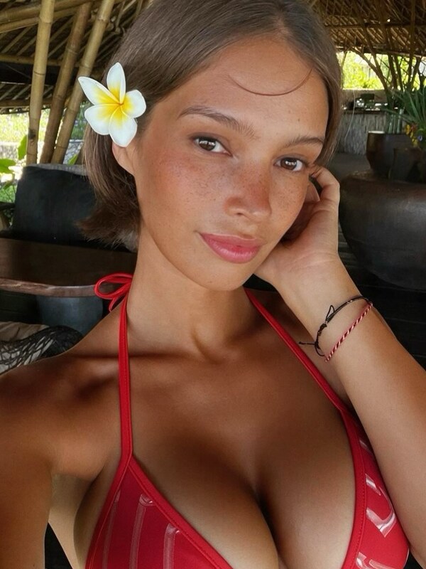 Naila van Kommer nude photo 4