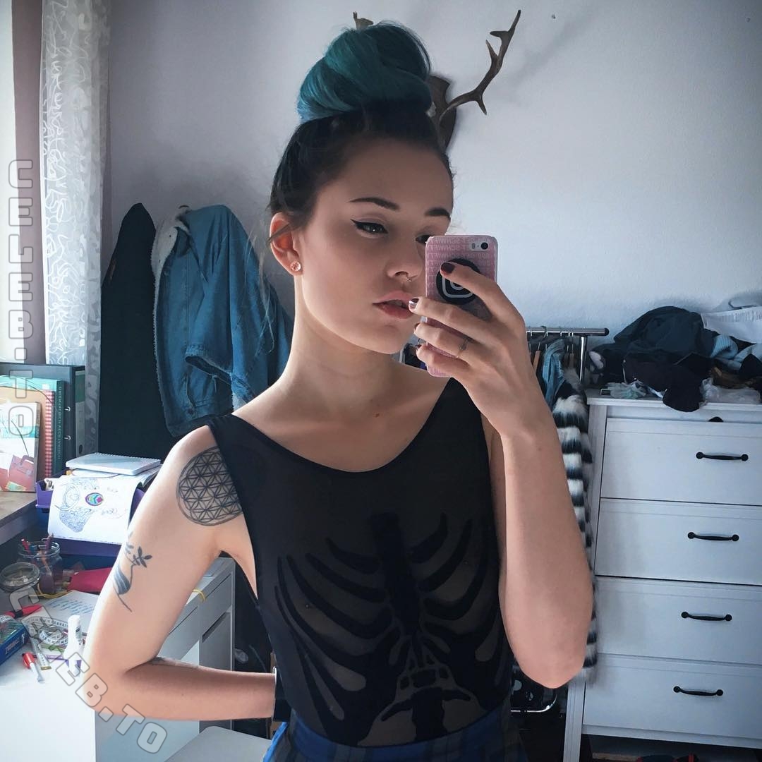 Nainablabla nude photo 1