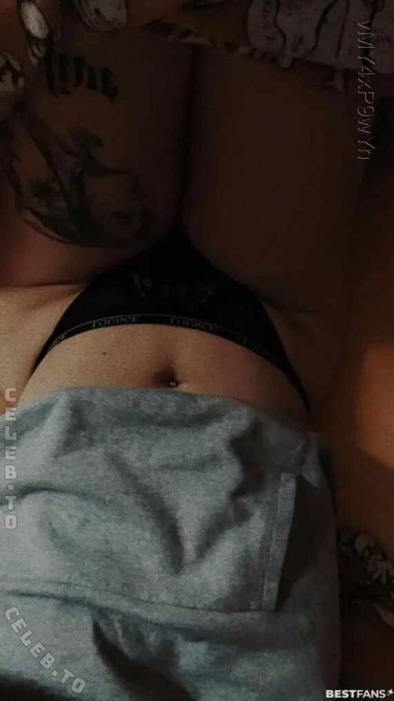 Naomi Anna nude photo 1