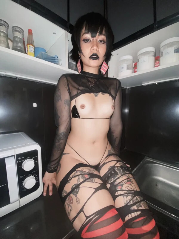 Naomi Dei nude photo 2