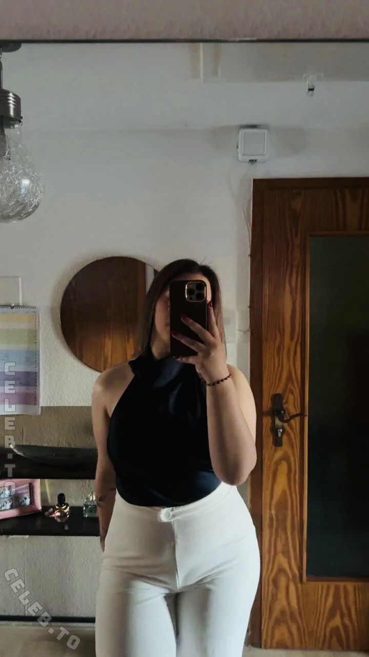 Naomi-Klein nude photo 3