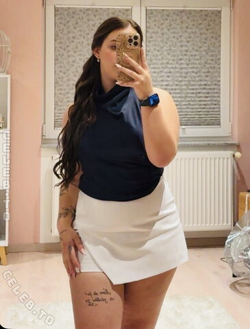Naomi-Klein – Young 18-year-old girl from Germany who likes to turn guys' heads on Stripchat.