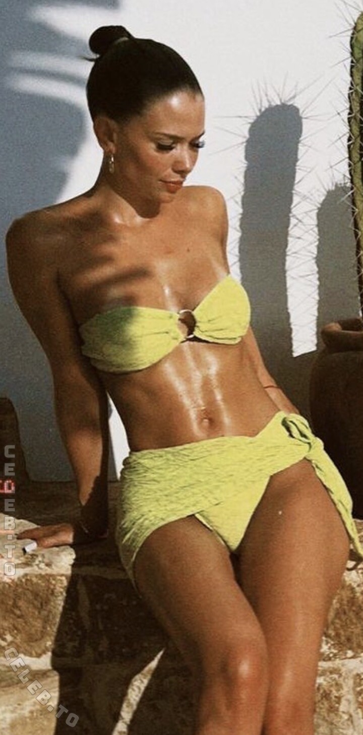 Naomiiis nude photo 3