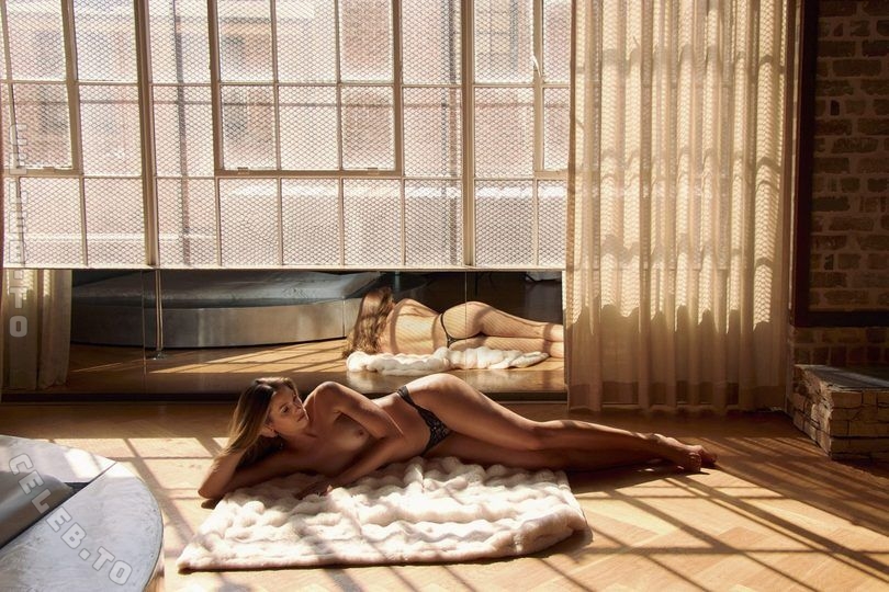 Natalie Roser nude photo 10