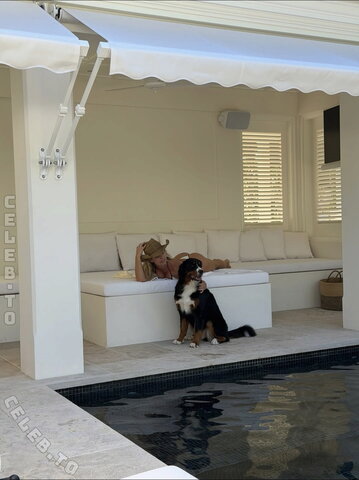 Natasha Oakley nude photo 3