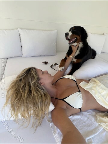 Natasha Oakley nude photo 5