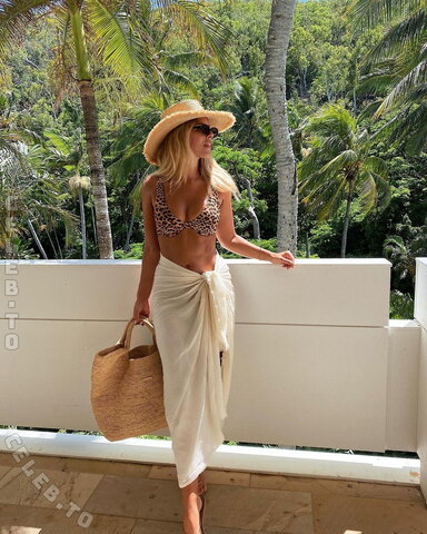 Natasha Oakley nude photo 16