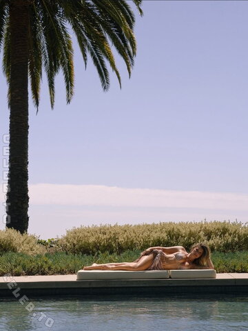 Natasha Oakley nude photo 8