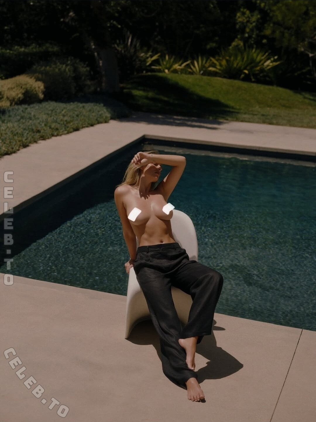 Natasha Oakley nude photo 8