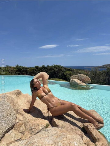 Natasha Oakley nude photo 14