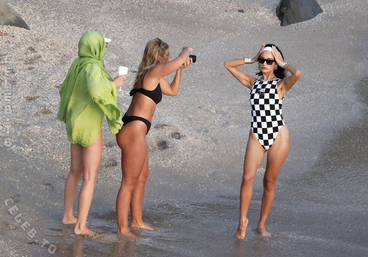 Natasha Oakley nude photo 1