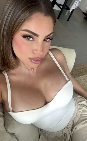 Nazanin Kavari nude photo 6