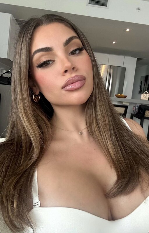 Nazanin Kavari nude photo 4
