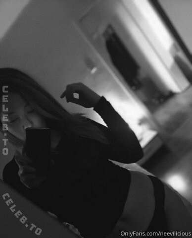neeviliciouz nude photo 13