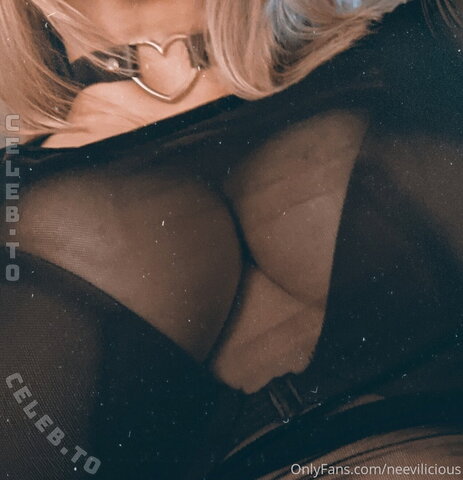 neeviliciouz nude photo 12