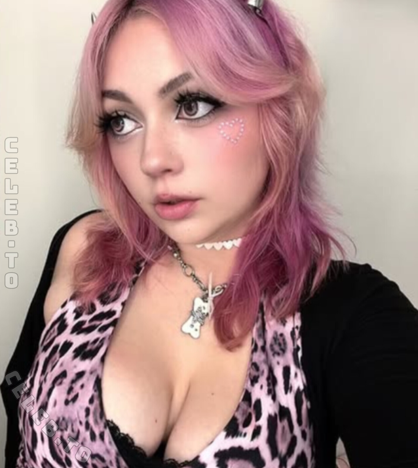 Nephynee nude photo 2