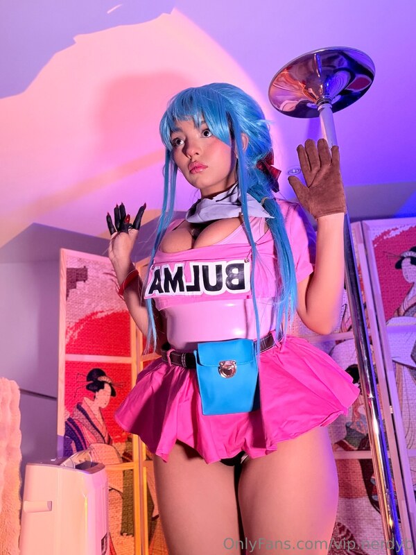 Nerdy B nude photo 1
