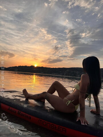 Neslihan Kundakci nude photo 2