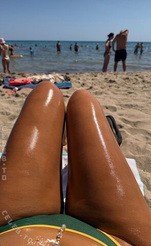 Nevine Hot (2 photos)