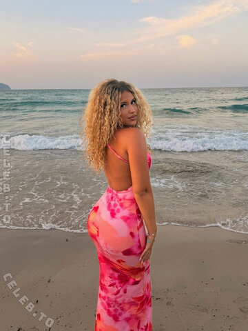 Nevine nude photo 3