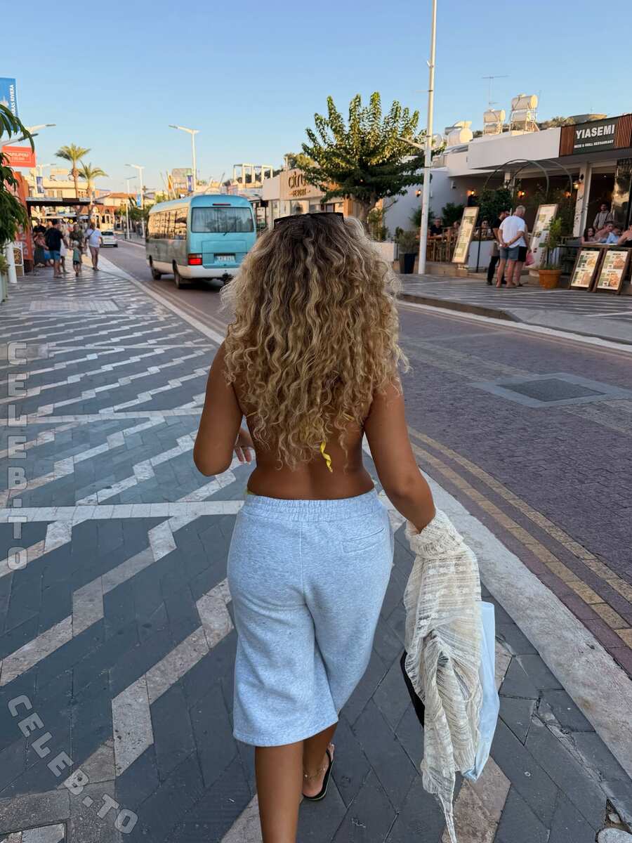Nevine nude photo 7