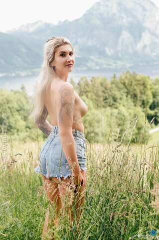 NI_C_IE nude photo 11