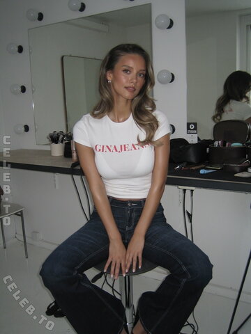 Nicola Cavanis nude photo 79
