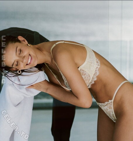 Nicola Cavanis nude photo 25