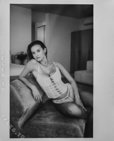 Nicola Cavanis nude photo 7